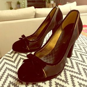 beautiful BCBGMAXAZRIA velvet shoes like new!